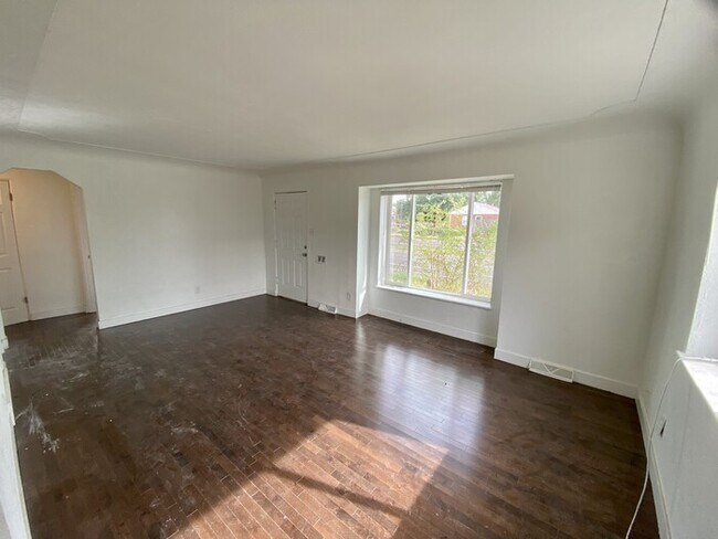 Building Photo - 2 Bedroom 1 Bathroom Ranch Centrally located in East Park Hil.