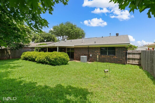 Foto del edificio - Check Out this 3 bed 2 bath near the base!!