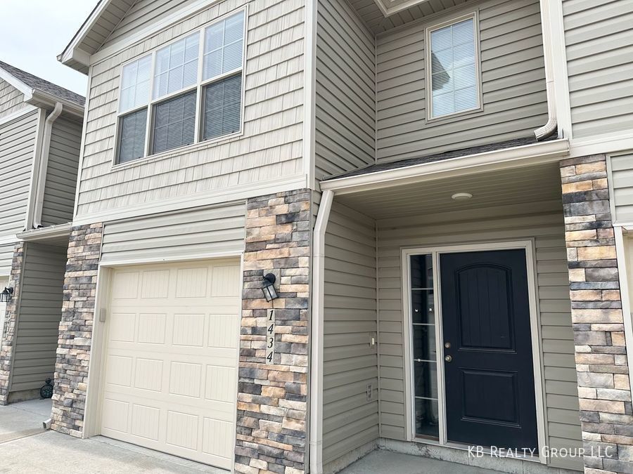 1434 NE Mary Ct, Grain Valley, MO 64029 Townhome Rentals in Grain