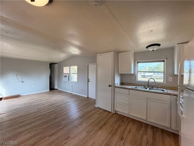 Foto del edificio - 7897 Suncoast Dr