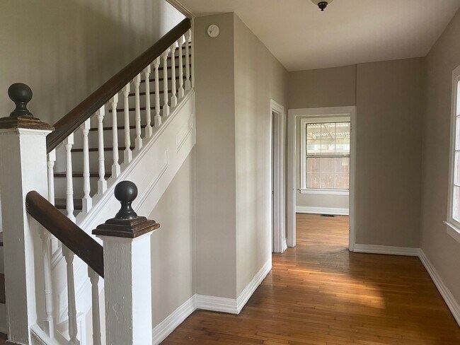 Building Photo - Big, Beautiful, Classic House with an Atta...