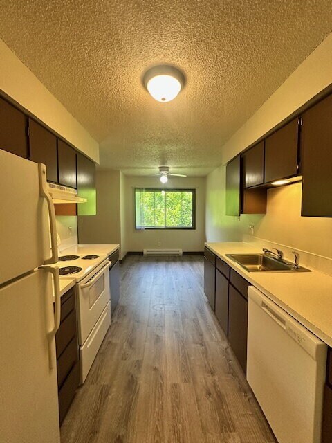 Foto del edificio - 2-Bedroom Apartment, Upstairs, Near Transp...