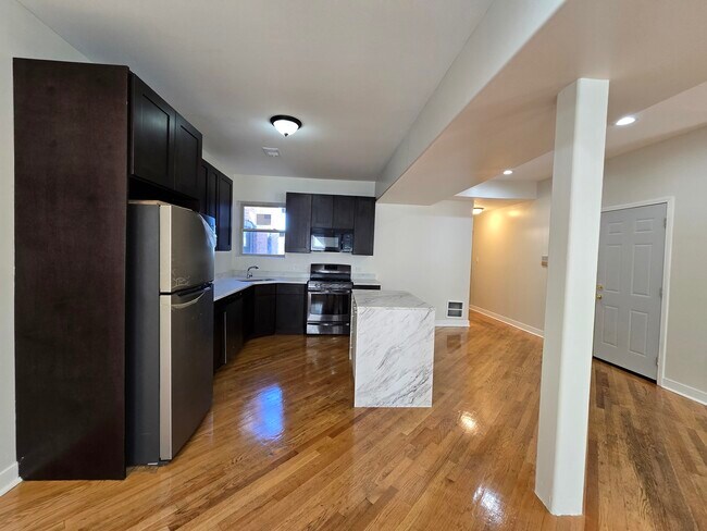 Building Photo - 5324 S King Dr