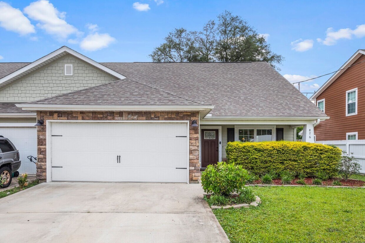 Foto principal - Spacious townhome in IDEAL location!!!