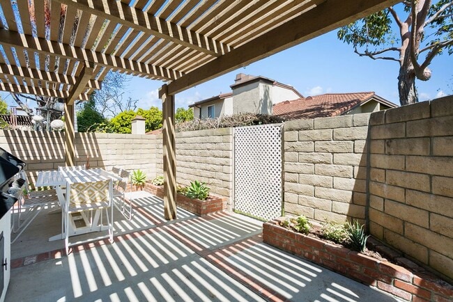 Foto del edificio - Beautiful Furnished Home in Seaside Villas Near Doheny Beach!