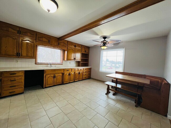 Foto del edificio - Elegant Kenosha Single Family Home with Chef’s Kitchen and Two-Car Garage