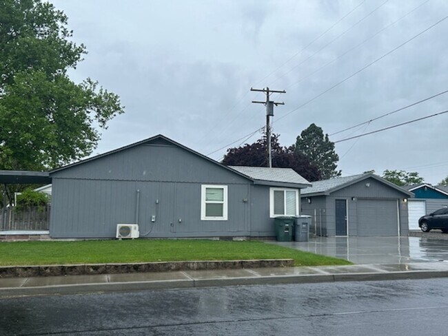 Building Photo - 1327 Tunis Ave