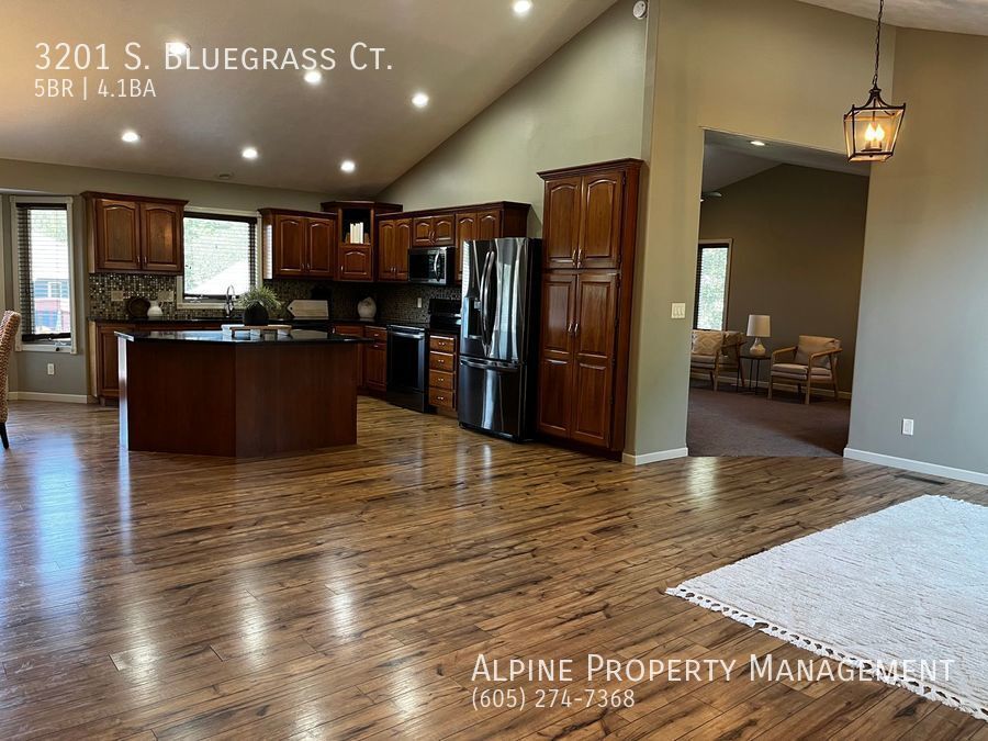 Primary Photo - Newly Renovated 5 Bed/4.5 Bath with over 4...