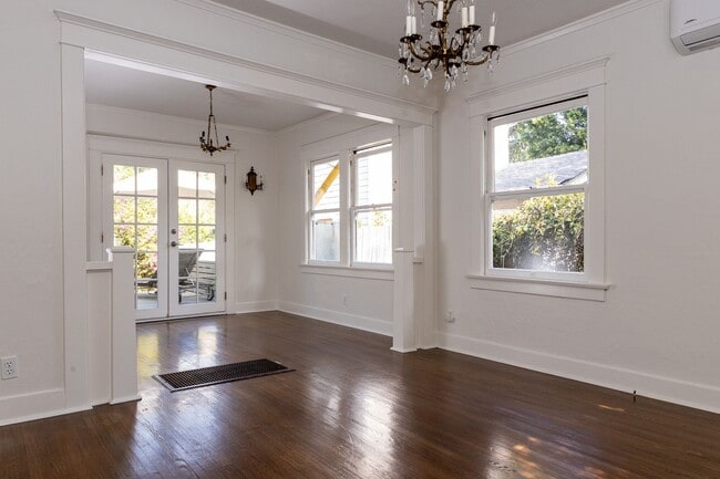 Building Photo - Silver Lake Duplex with huge yard