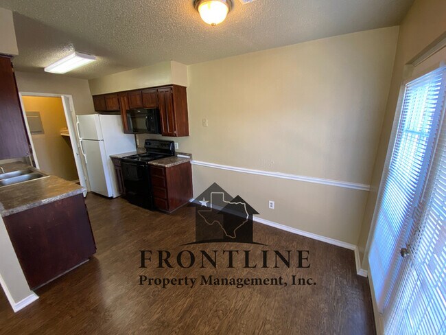 Foto del edificio - 5904 Holiday Ln