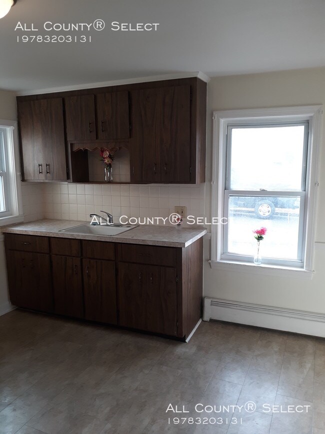 Building Photo - One Bedroom First Floor Apartment