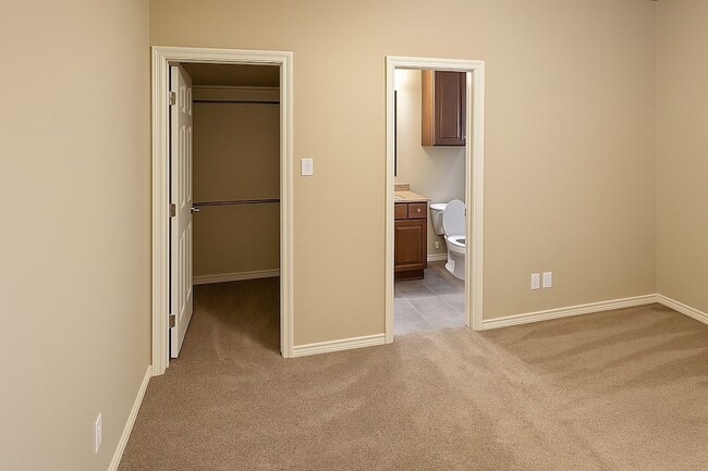 Building Photo - 811 S Wilson St