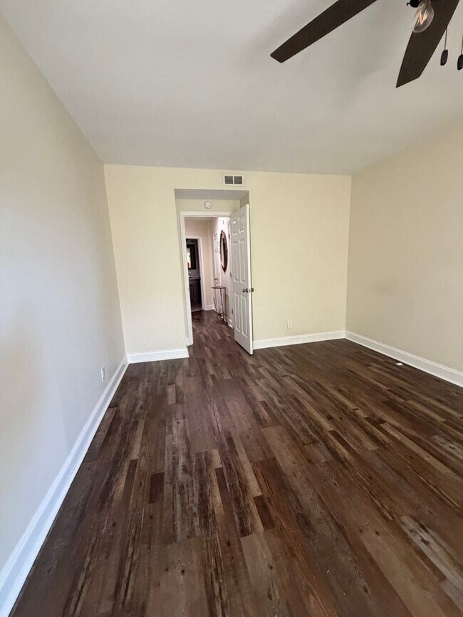 Foto del edificio - Beautifully Updated 3 bedroom/2 bath - 11th Place Condominiums Unit #2003 Available August 2026 $...