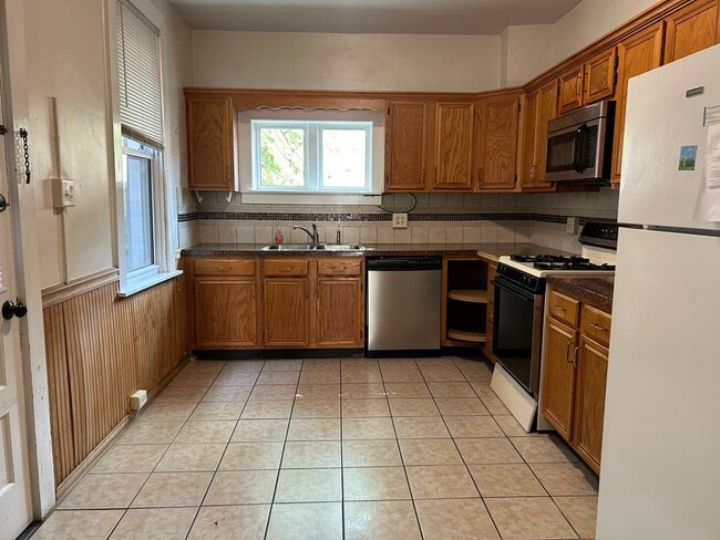 Building Photo - Welcoming 3 Bedroom in Lancaster City