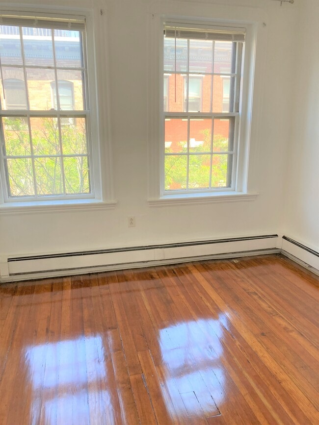 Building Photo - 66 Phillips St