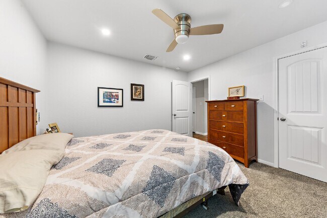 Building Photo - Spacious 5-Bedroom Home with Granite Count...