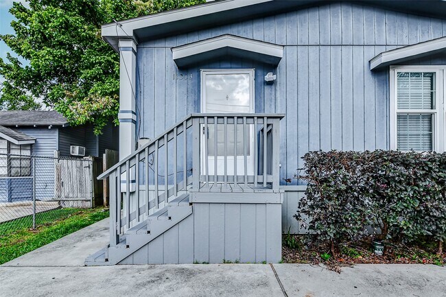 Building Photo - 11313 Delman St