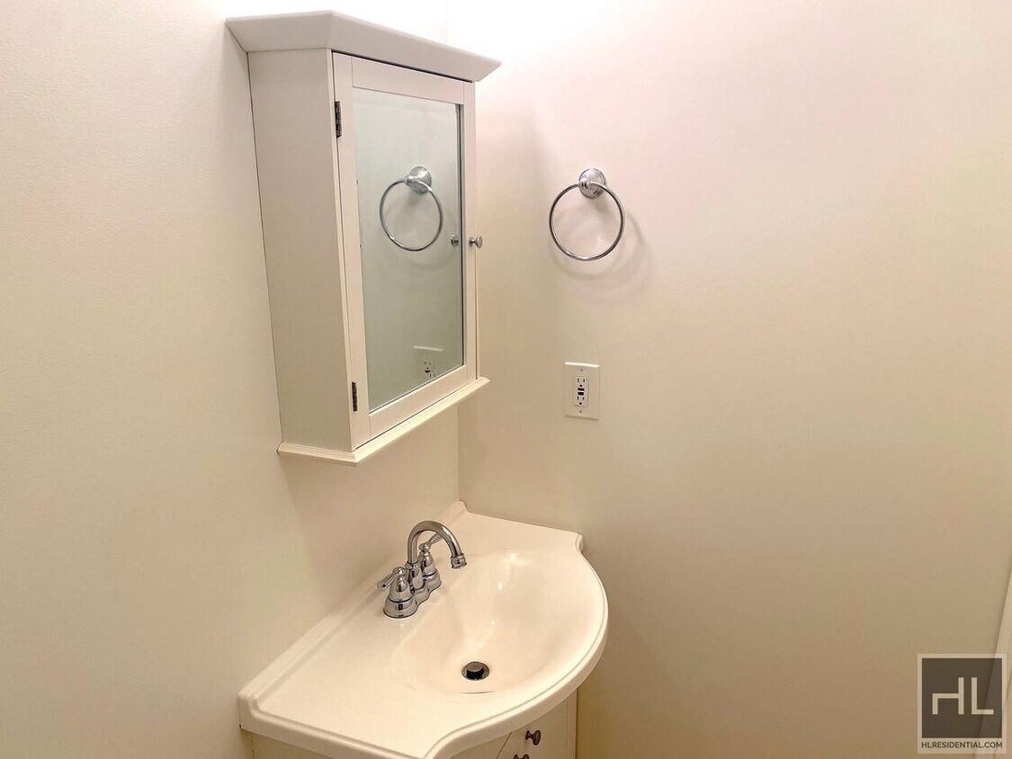 Building Photo - Specious one bedroom on East 7th street