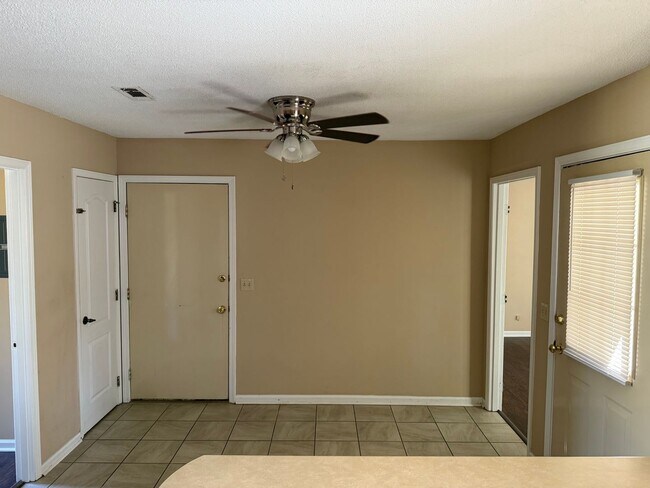 Foto del edificio - 156 Lakeside Dr