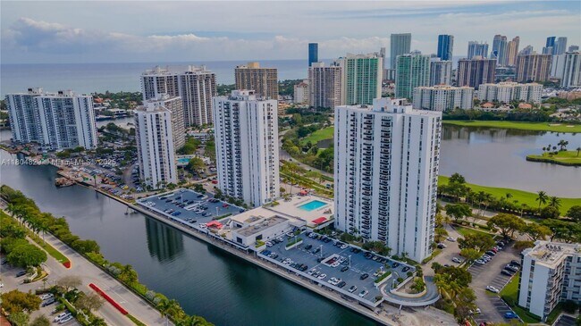 Foto del edificio - 3675 N Country Club Dr