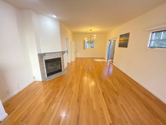 Building Photo - Beautifully Renovated 3BR/2.5BA Home in Co...