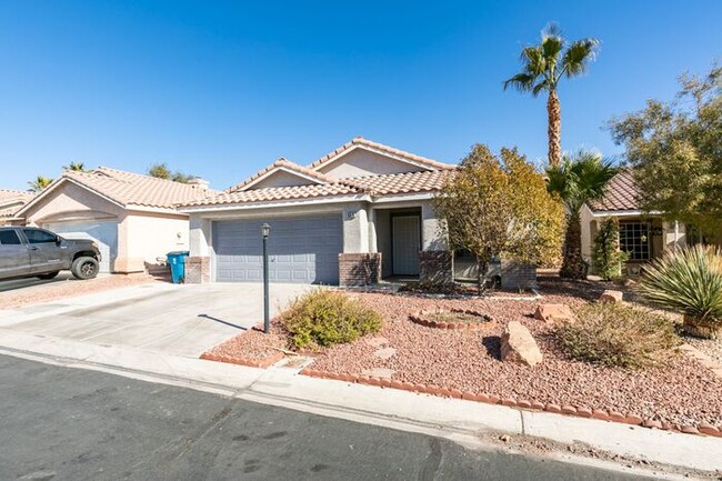 Building Photo - Cute single story home in gated Community ...