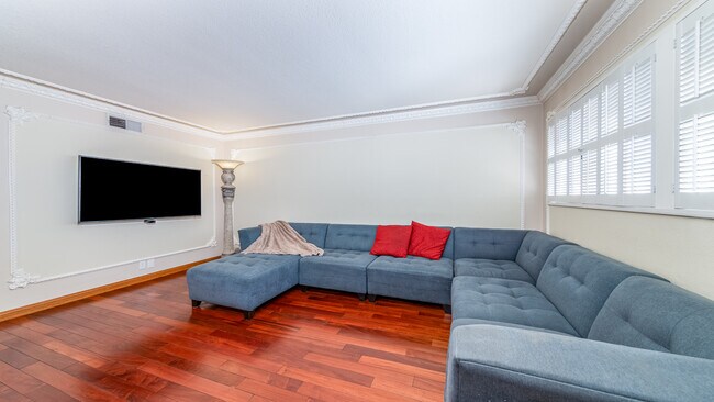 Family room - 18150 Oxnard St