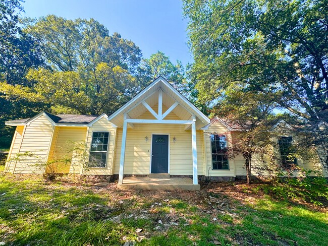 Building Photo - 3650 Creek Dr