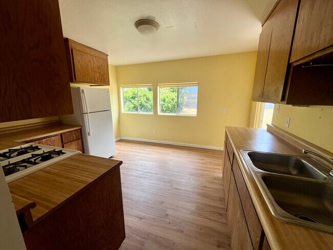 Sunny full kitchen - 409 Washington Ave