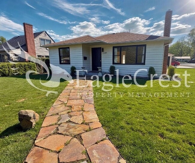 Building Photo - Charming 2 Bed, 2 Bath Home with Updated Kitchen & Outdoor Living Space