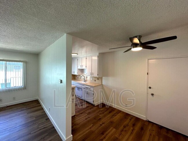 Foto del edificio - 233 N Hollywood Way