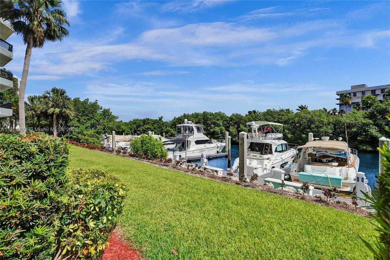 Foto principal - 3500 Mystic Pointe Dr