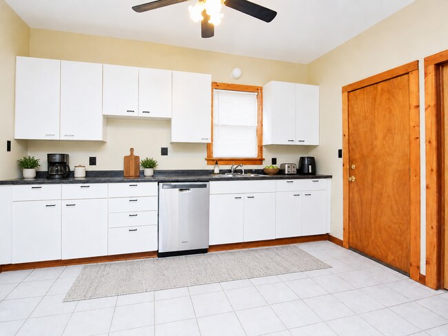 Foto del edificio - Spacious 2BR + Sunroom Main Floor in NE Arts District – Steps to Logan Park & Breweries