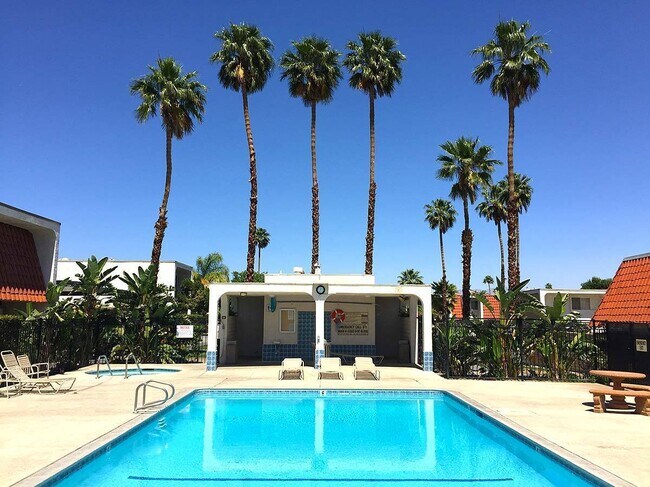 Foto del edificio - Spacious 4-Bedroom Condo in Indian Canyon ...