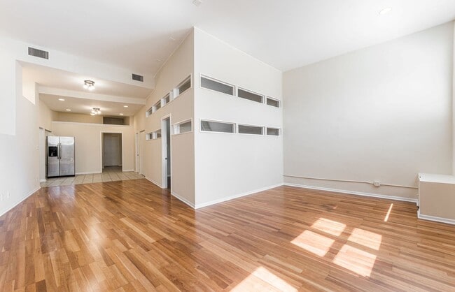 Building Photo - 2120 W Grand Ave