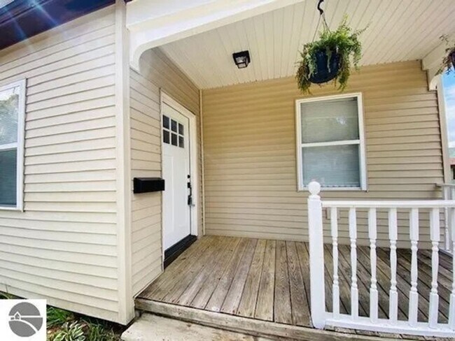 Foto del edificio - Charming Home in Cadillac Available May 2024