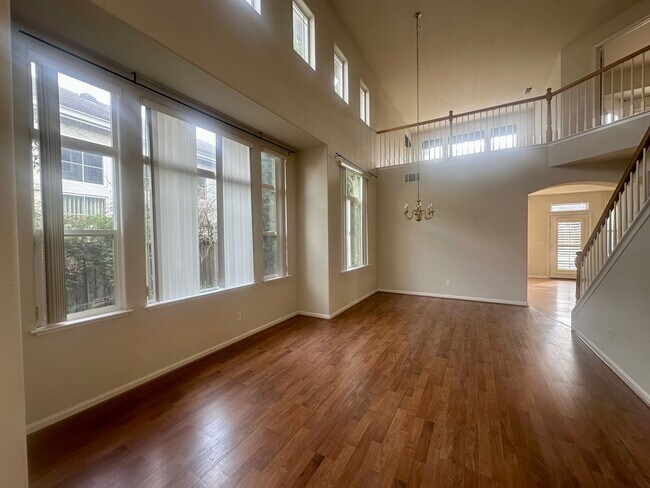 Building Photo - Luxurious 4 Bedroom 3 Bathroom!