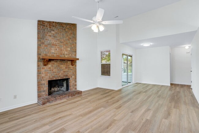 Foto del edificio - 3 Bedroom 2 Bathrooms in Sterling Creek - Richmond Hill