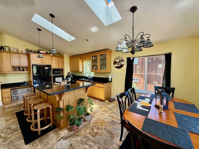 Building Photo - Furnished home in a quiet neighborhood