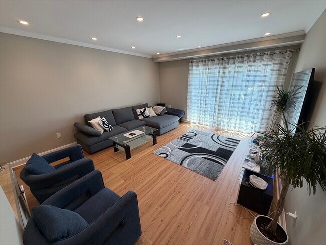 Foto del edificio - 44 Broadlawn Dr