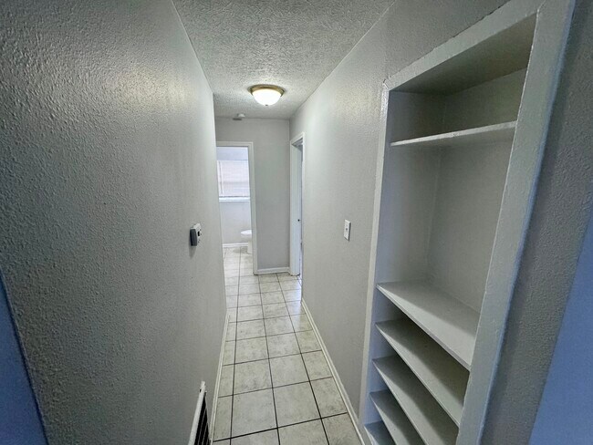 Building Photo - 6136 Nimitz -2 Bed/1 Bath Duplex - Recentl...