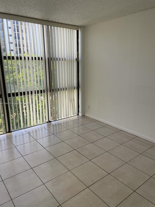 Foto del edificio - 17011 N Bay Rd