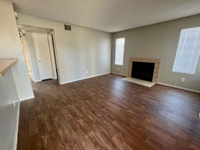 Foto del edificio - Renovated 2bedroom downstairs unit ready f...