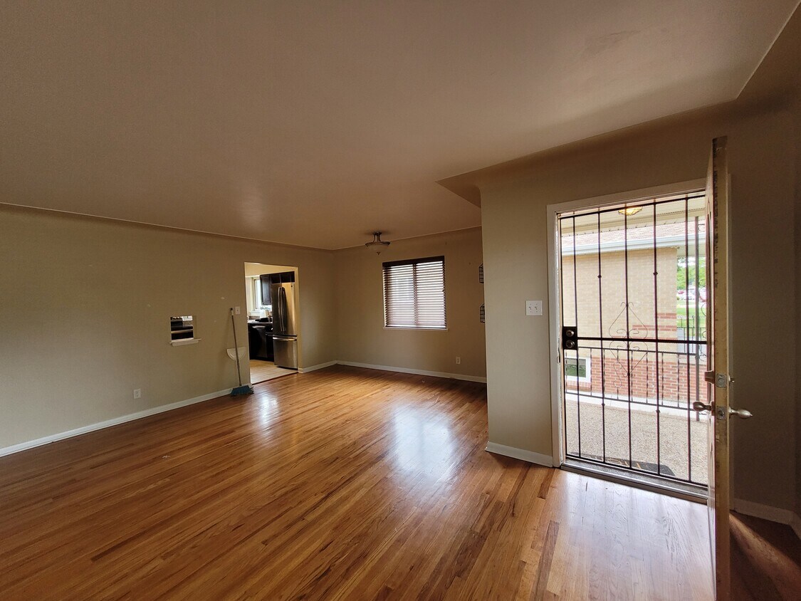 Main Living area & Entrance - 2230 Marshall St