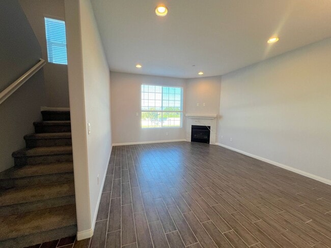 Building Photo - 4 Bedroom townhome available now in Cypress