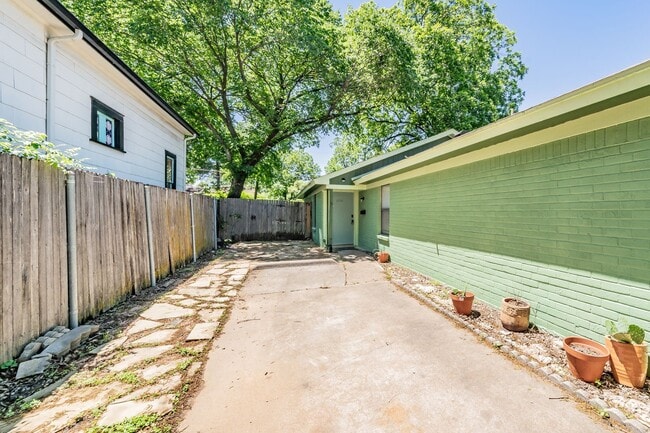 Building Photo - Super cute and recently remodeled duplex -...