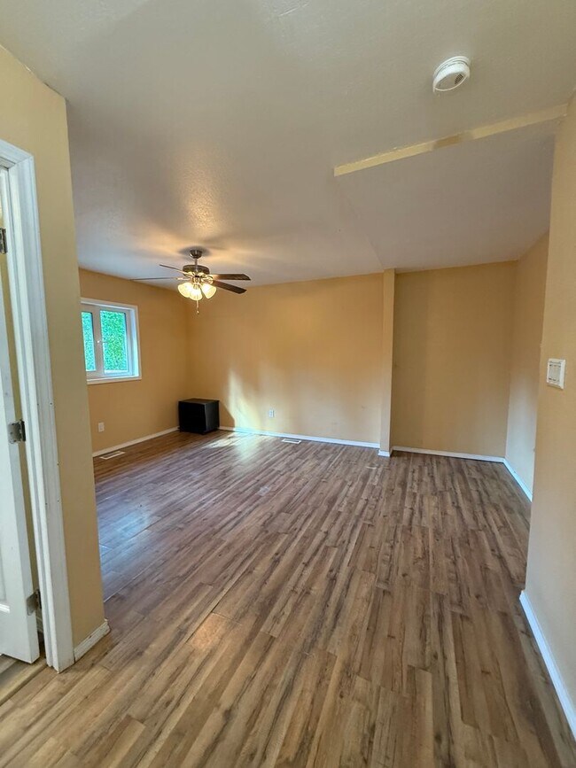 Foto del edificio - Spacious 4-Bedroom Home in Northpole Area!