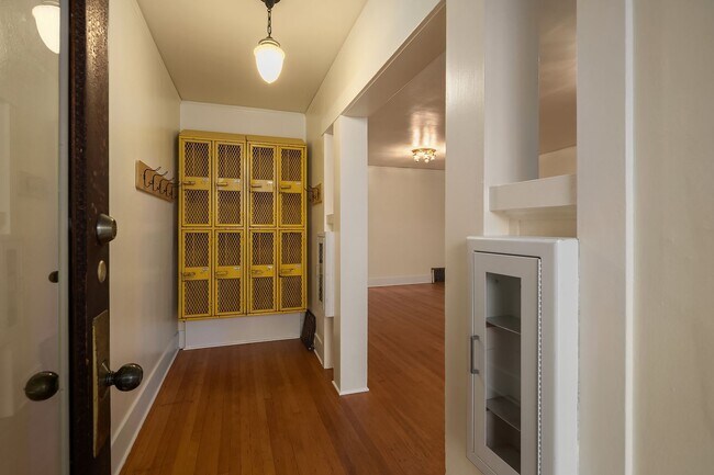 Building Photo - Charming 3 Bedroom In The Heart Of Stadium...