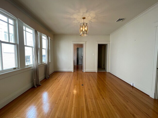 Building Photo - 1109 State St