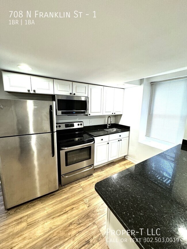Building Photo - Large updated unit!!